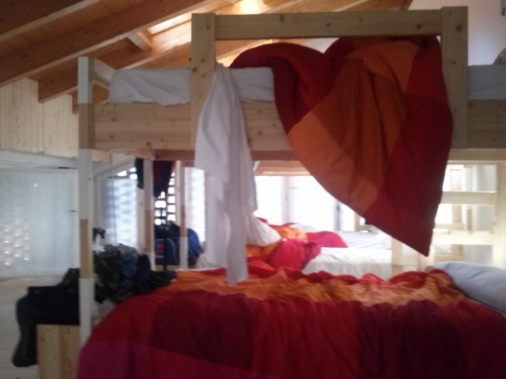 Ostello Casa Rossa Laveno-Mombello Bilik gambar