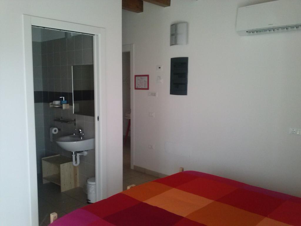 Ostello Casa Rossa Laveno-Mombello Bilik gambar