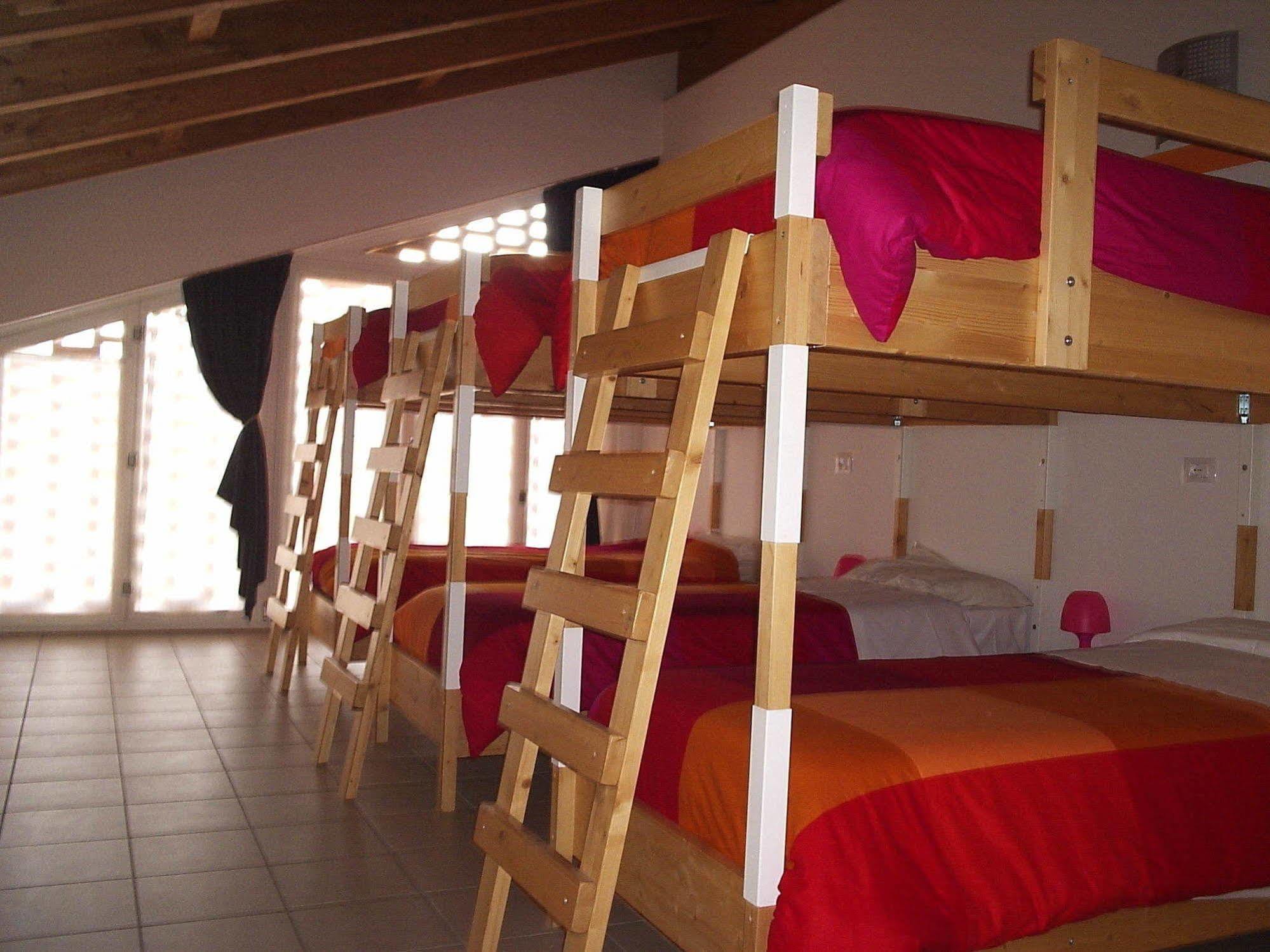 Ostello Casa Rossa Laveno-Mombello Luaran gambar
