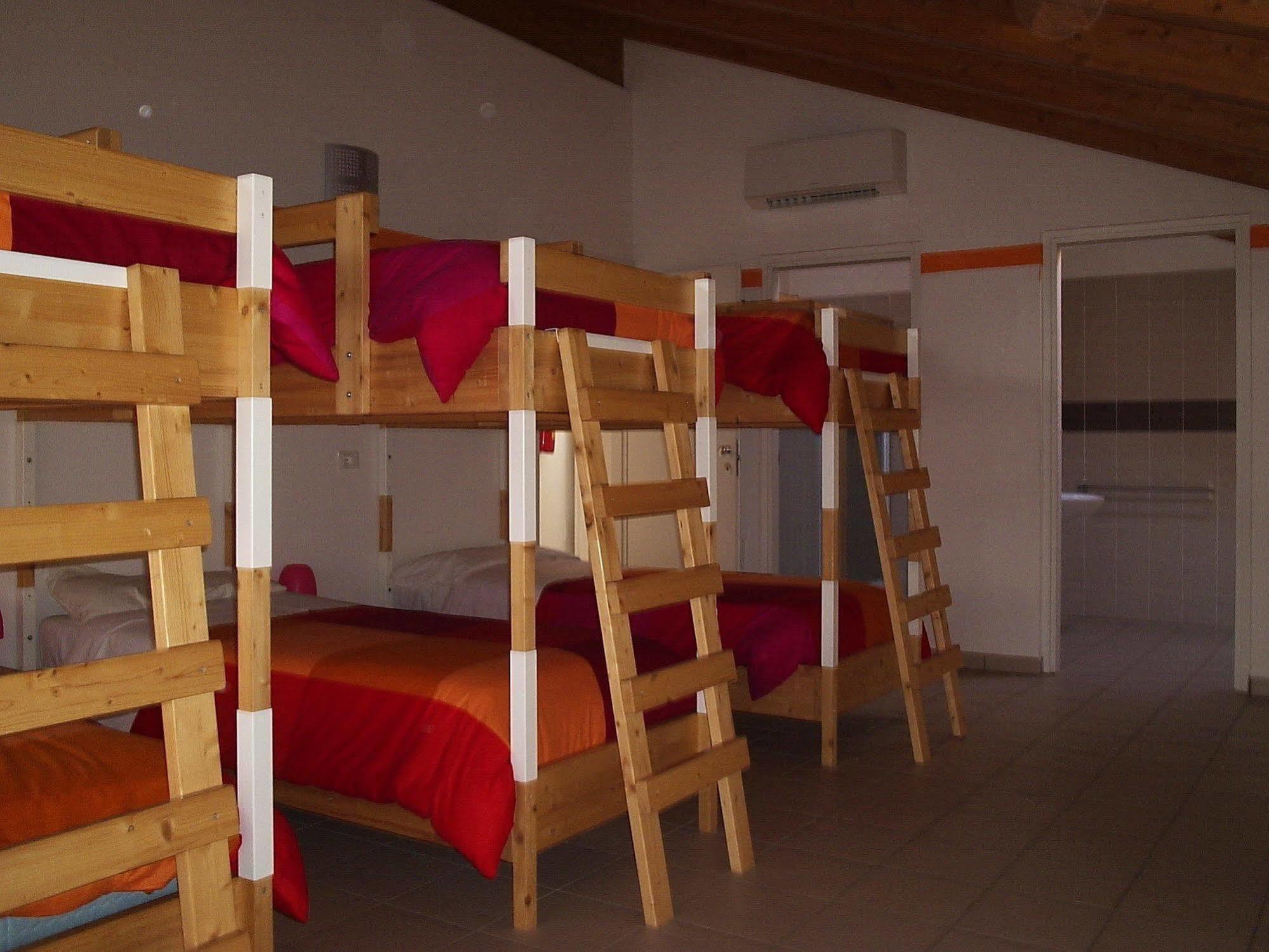 Ostello Casa Rossa Laveno-Mombello Luaran gambar
